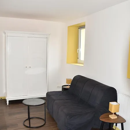 Petit Studio, équipé, Canapé Lit *